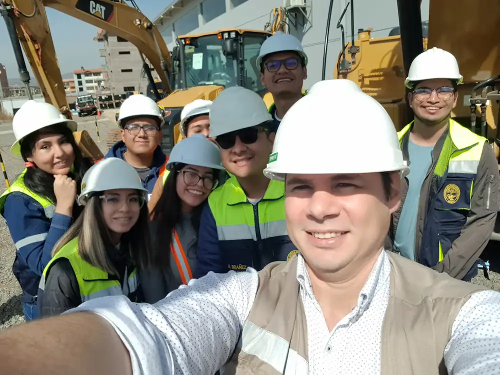 Carrera de Ingeniería Civil visita la empresa Finning CAT 10 civil 2