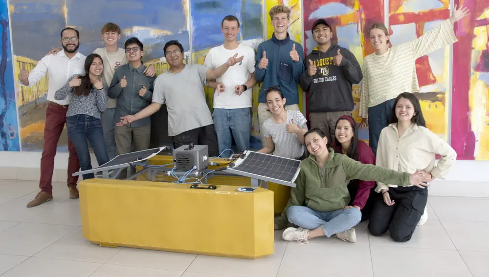 Estudiantes de Bolivia y Belgica construyen un robot resize