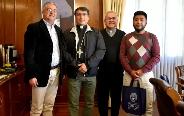 Peru expresa su interes de replicar modelo educativo de las UAC en regiones aimaras de ese pais resize