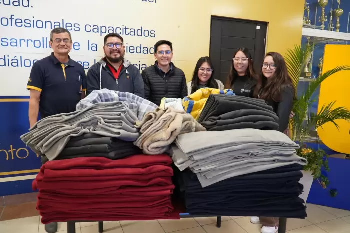 Centro de Estudiantes de Administracion de Empresas UCB donan frazadas 2