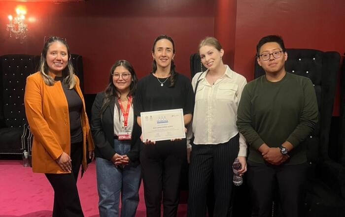 Competencia Internacional de arbitraje obteniendo mencion de honor a mejor memorial demandada y premio a Mentora del ano ucb cochabamba 1