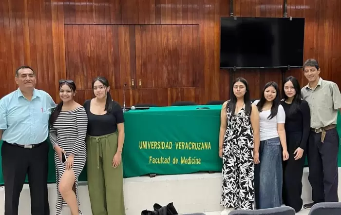 Entrega de premio a la universidad catolica por presentacion del trabajo 2