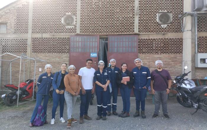 estudiantes industrial ucb cbba visitan fabrica losanty 1