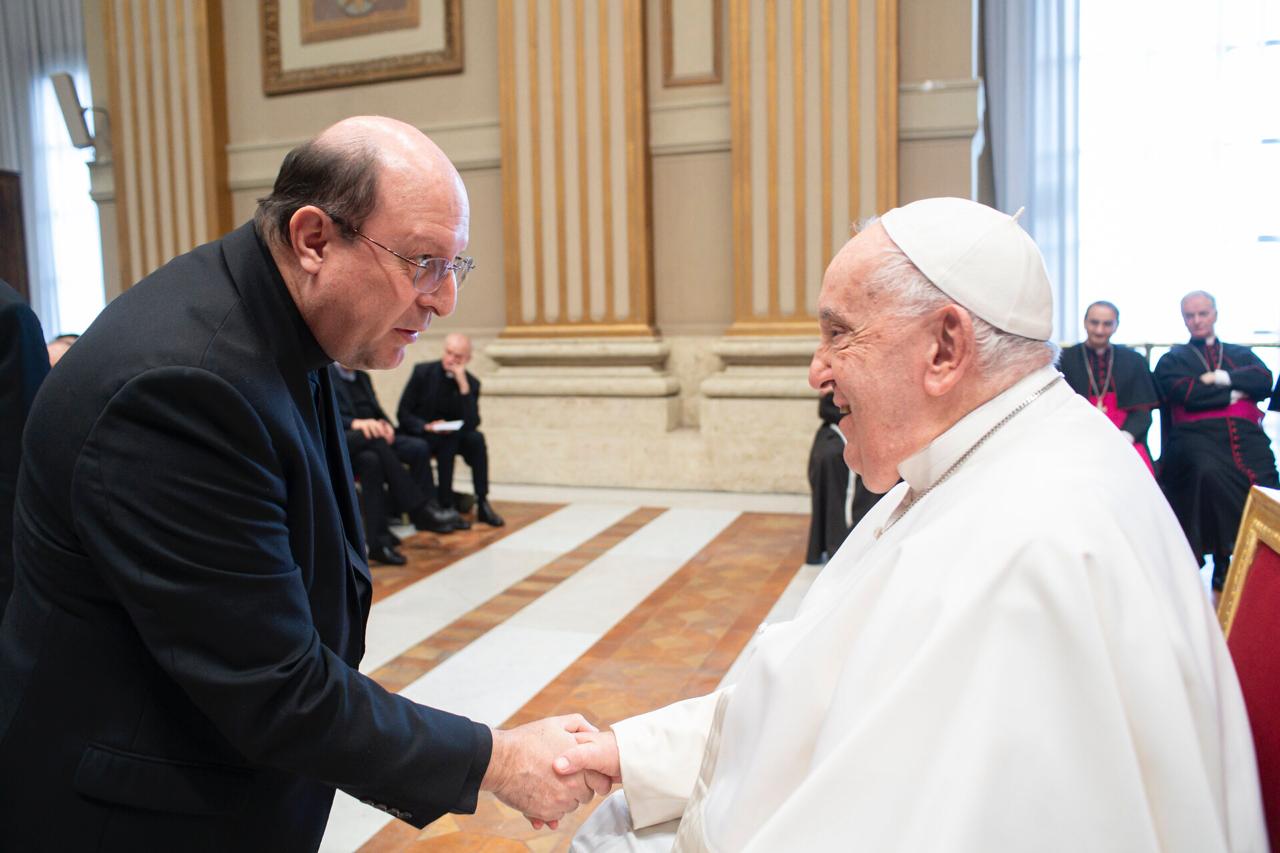 Representante de la UCB y la Facultad de Teología San Pablo participa en el Congreso Internacional sobre el Futuro de la Teología en Roma 5 padre manuel y papa francisco