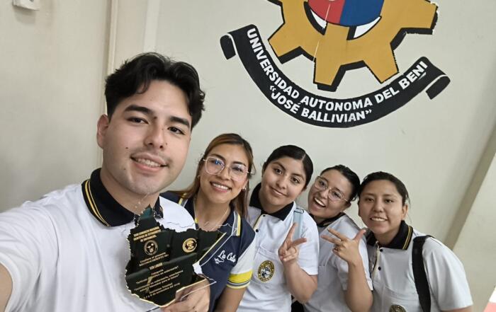 Estudiantes de Enfermeria Destacan en Congreso Nacional Cientifico 7