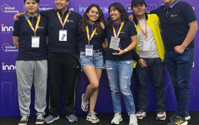 Estudiantes de Ingenieria de Sistemas triunfan en Hackathon 2025 ucb catolica universidad cochabamba 2025 4