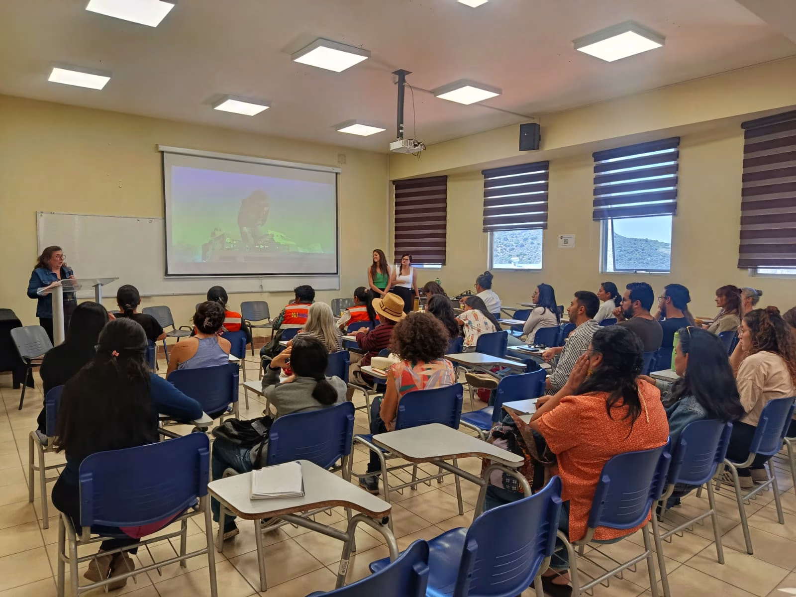 Cine y Diálogo Tejiendo Futuro desde los Residuos (3) Cine y Dialogo Tejiendo Futuro desde los Residuos 3