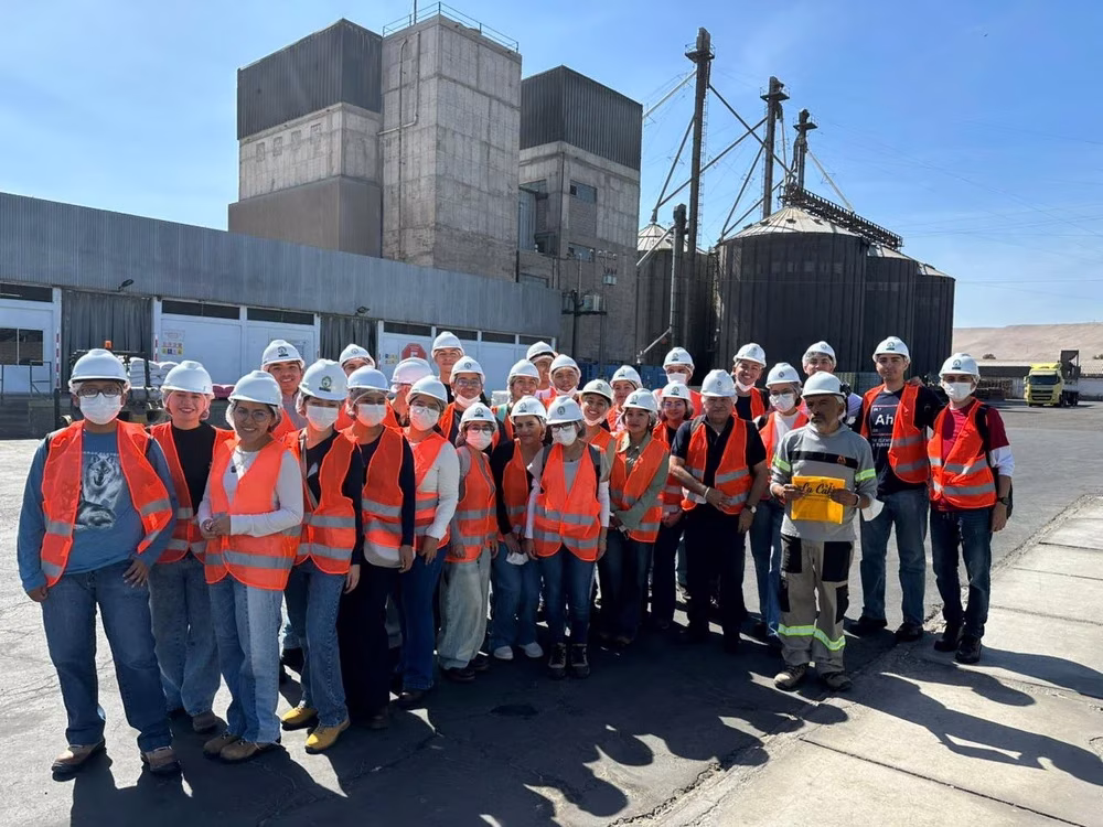 Estudiantes de Ciencias Empresariales visitaron la empresa Molinera AZAPA 2 resize